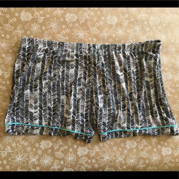 ISO Gilligan & O'Malley Black Cream Feather Geometric Sleep Fluid Pajama Shorts - Picture 1 of 6